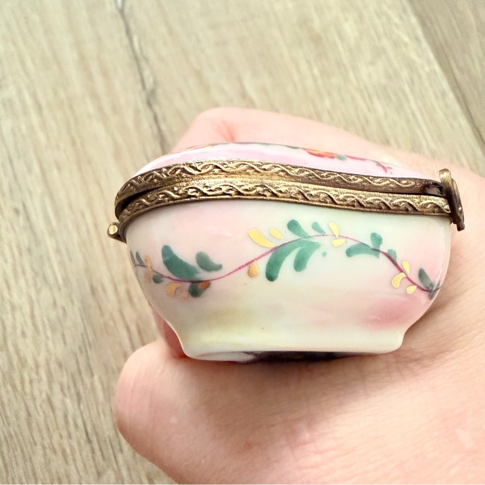Vtg Rochard Limoges Peint Main Trinket Box Valentines, Love Aways, Pink Flowers‎ - Picture 3 of 6
